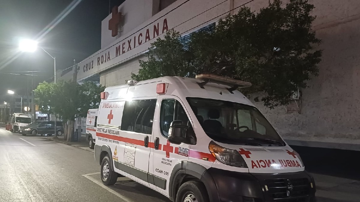Imagen general de una unidad de Cruz Roja Mexicana a las afueras de las instalaciones en la noche.
