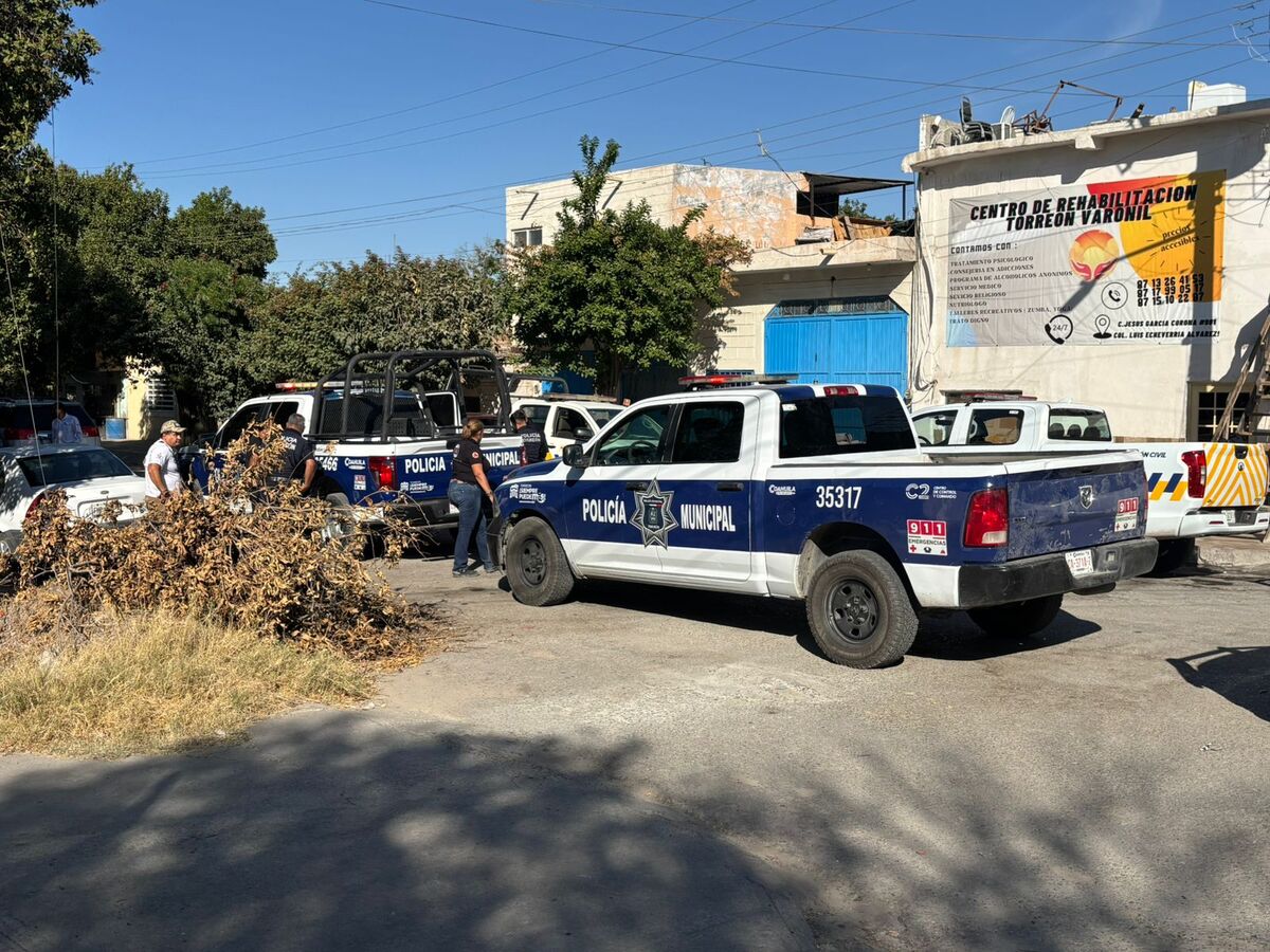 Policía Municipal de Torreón en compañía de elementos de Proteción Civil detienen a dos estafadoras.