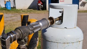 Un tanque de gas conectado a una toma para abastecimiento.