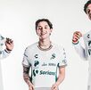 Haret Ortega, Bruno Barticciotto y Kevin Balanta con el nuevo uniforme de Santos Laguna