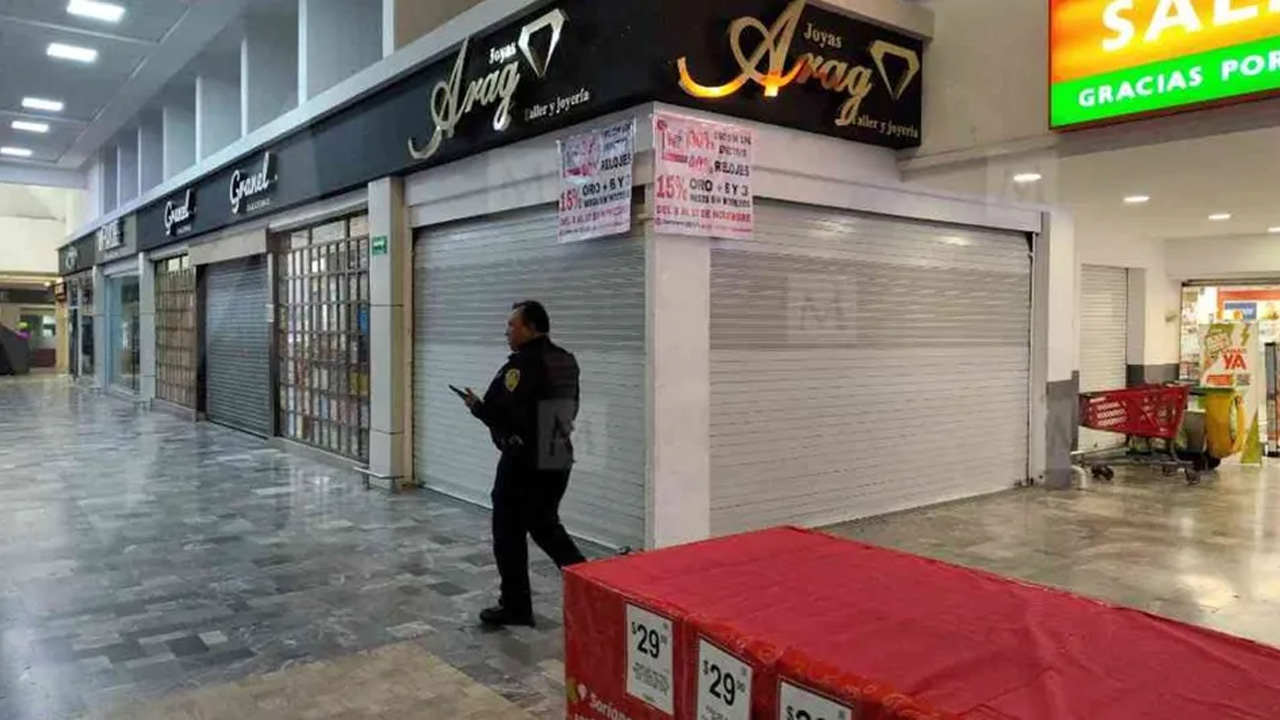 Hombres encapuchados asaltaron una joyería en Plaza San Jerónimo, en la alcaldía Álvaro Obregón, donde rompieron vitrinas y robaron joyas y relojes.