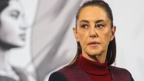 Sheinbaum durante la mañanera hablando sobre las vallas en Palacio Nacional por manifestaciones