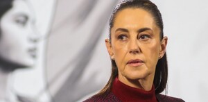 Sheinbaum durante la mañanera hablando sobre las vallas en Palacio Nacional por manifestaciones