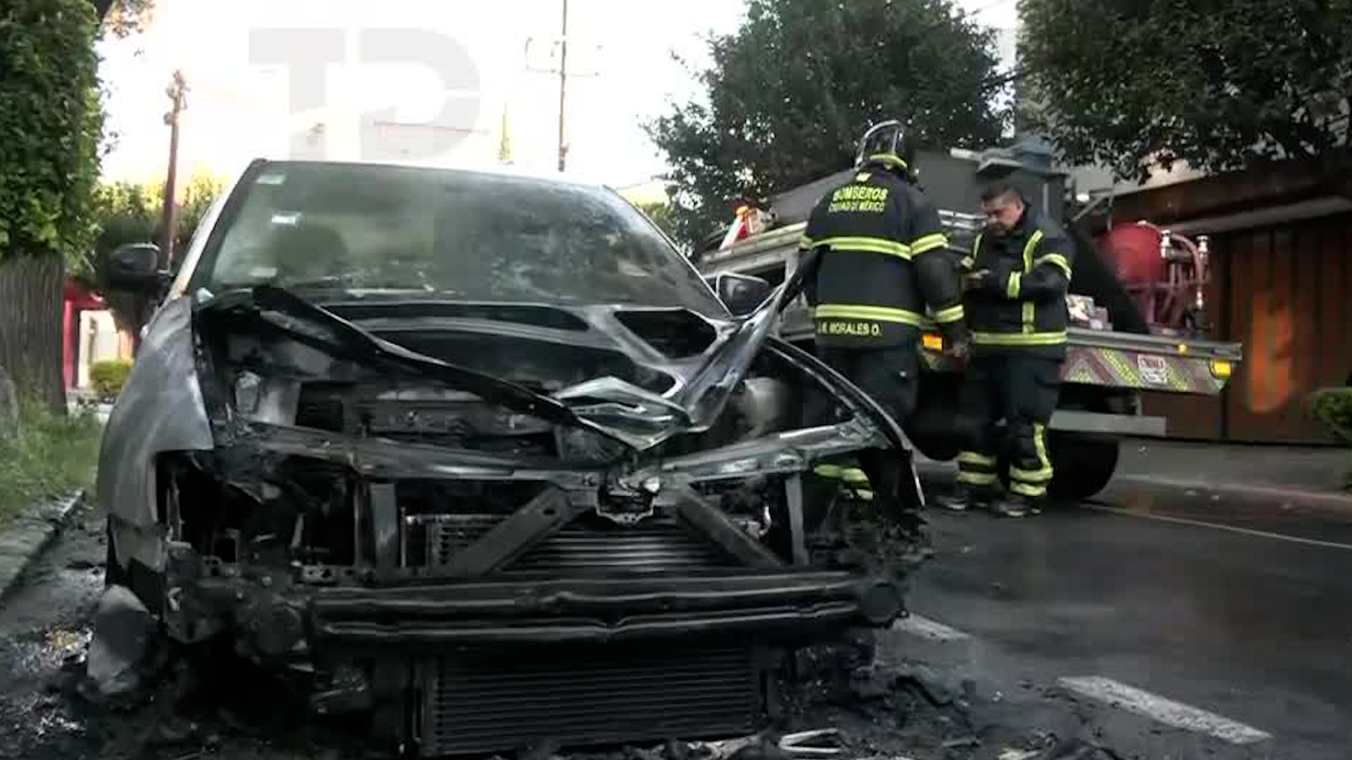 Bomberos apagaron el automóvil incendiado. No se reportan personas lesionadas.