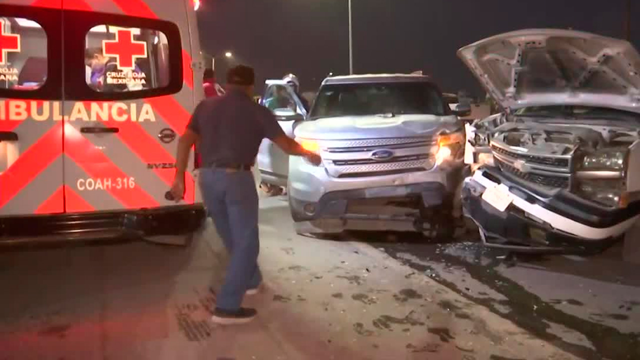 Los paramédicos de la Cruz Roja acudieron al lugar para atender al menor lesionado, quien posteriormente fue trasladado para recibir atención médica.