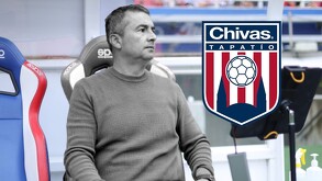 Arturo Ortega sentado en las bancas del Estadio Akron en un partido del Tapatío en Liga de Expansión.