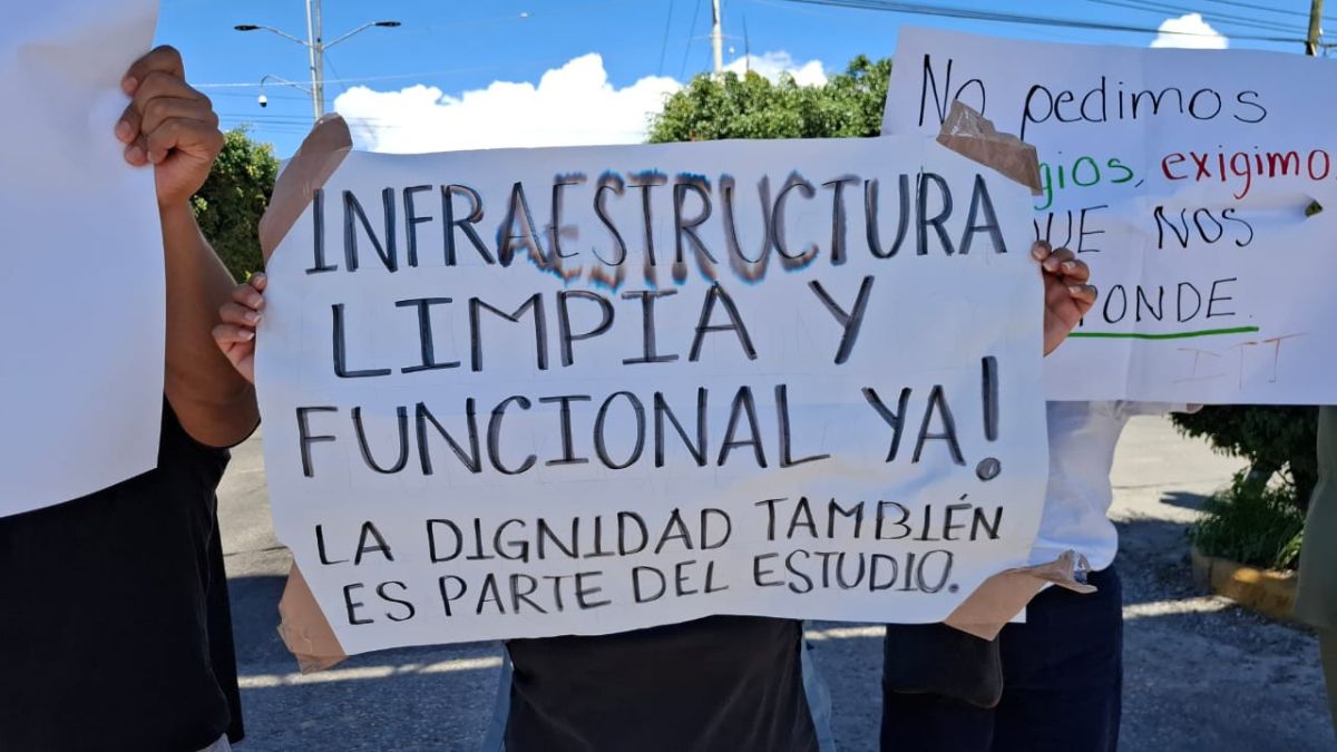 Maestros del  Tecnológico de Tehuacán exigen lugares dignos para trabajar.