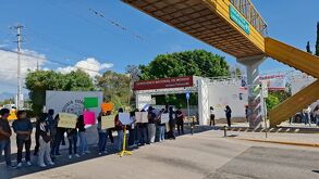 Docentes del tecnológico de Tehuacán se manifiestan y rechazan dar clases en línea.