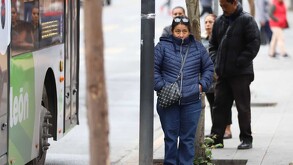 Personas en la calle con frío en Monterrey.