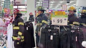 Grupo de bomberos caminando entre los pasillos de un supermercado.