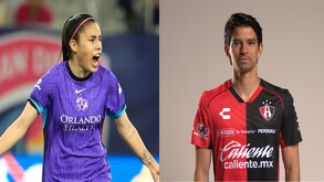 Collage de fútbol. Izquierda, la futbolista Marta con uniforme morado de Orlando. Derecha, el futbolista del Atlas con uniforme rojinegro. En el centro, un trof