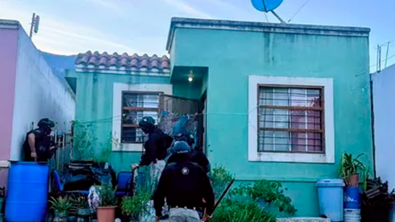 Agentes ministeriales realizaron cateos simultáneos en cuatro viviendas de Juárez, Nuevo León.