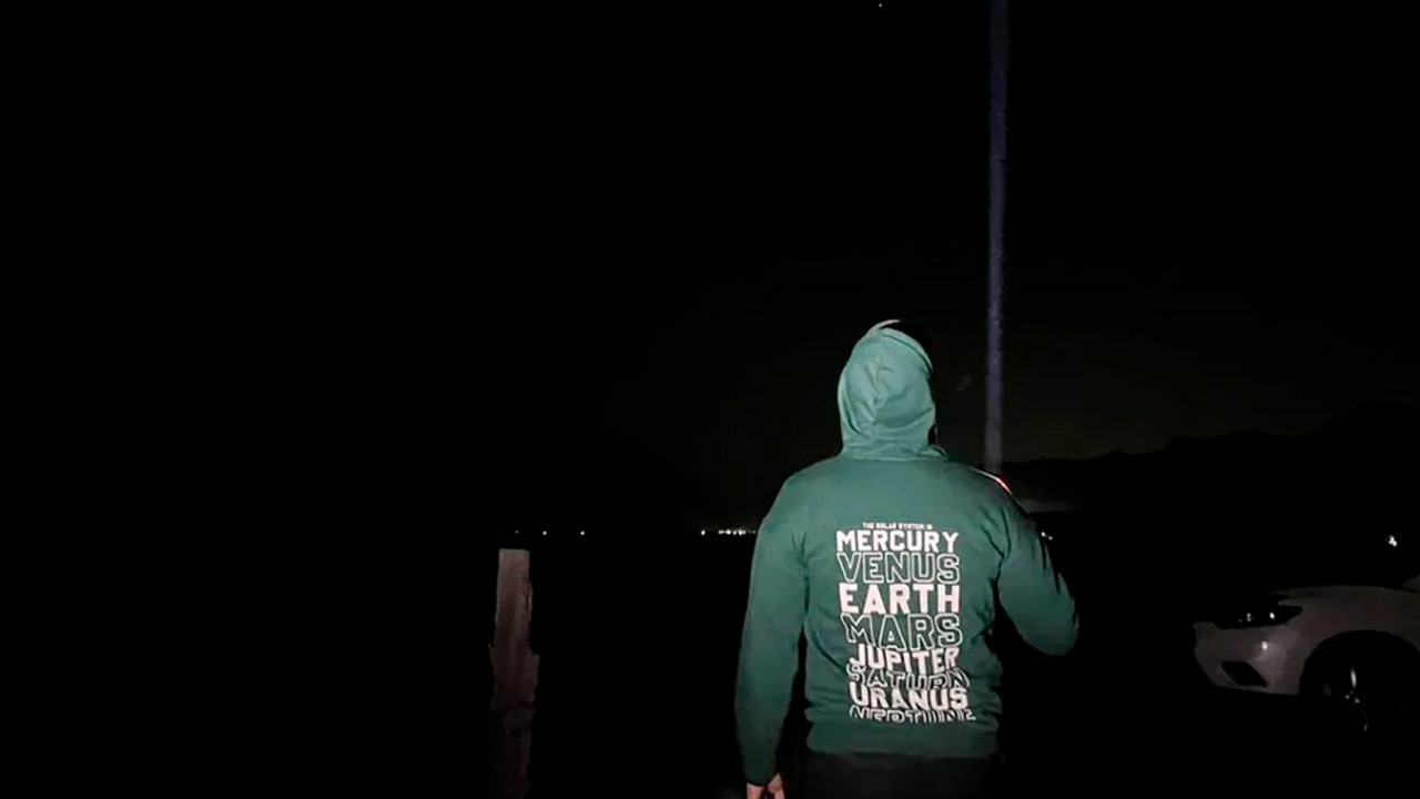 La expectativa por ver auroras boreales en el norte de México atrajo a cientos de personas a la carretera a Icamole, en García.