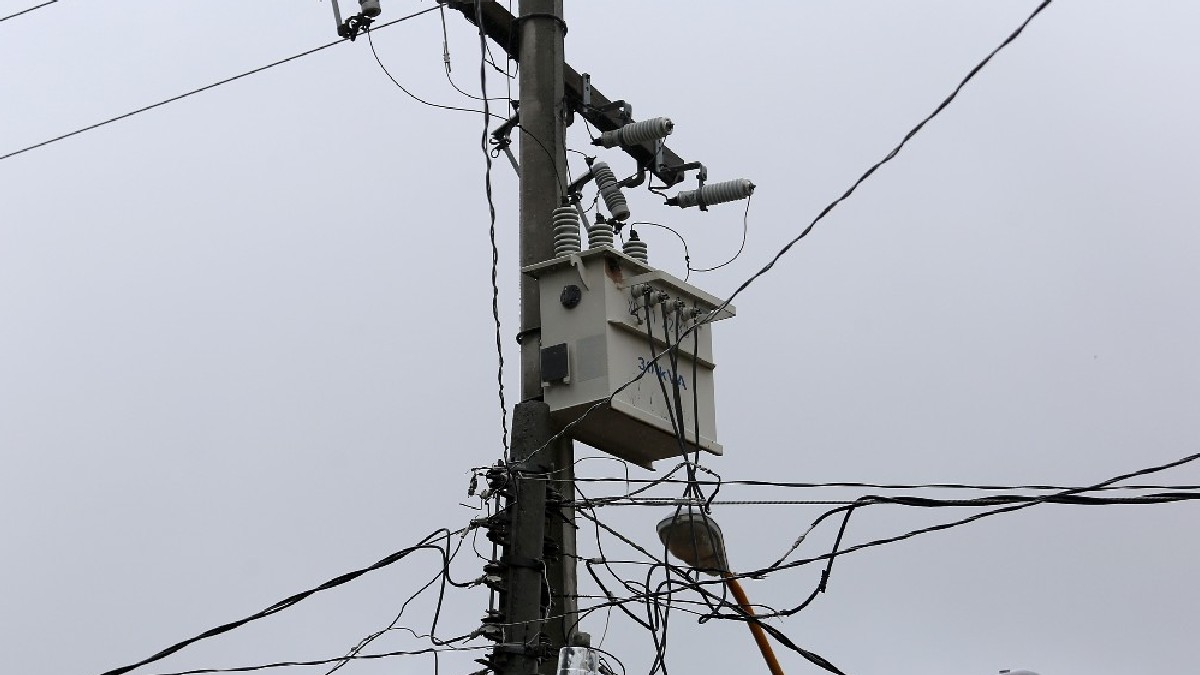 Poste conectado a varios cables de electricidad de la Comisión Federal de Electricidad.