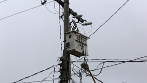 Poste conectado a varios cables de electricidad de la Comisión Federal de Electricidad.