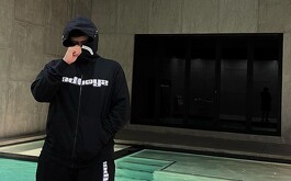 Junior H en su casa con una piscina al fondo sin mostrar el rostro