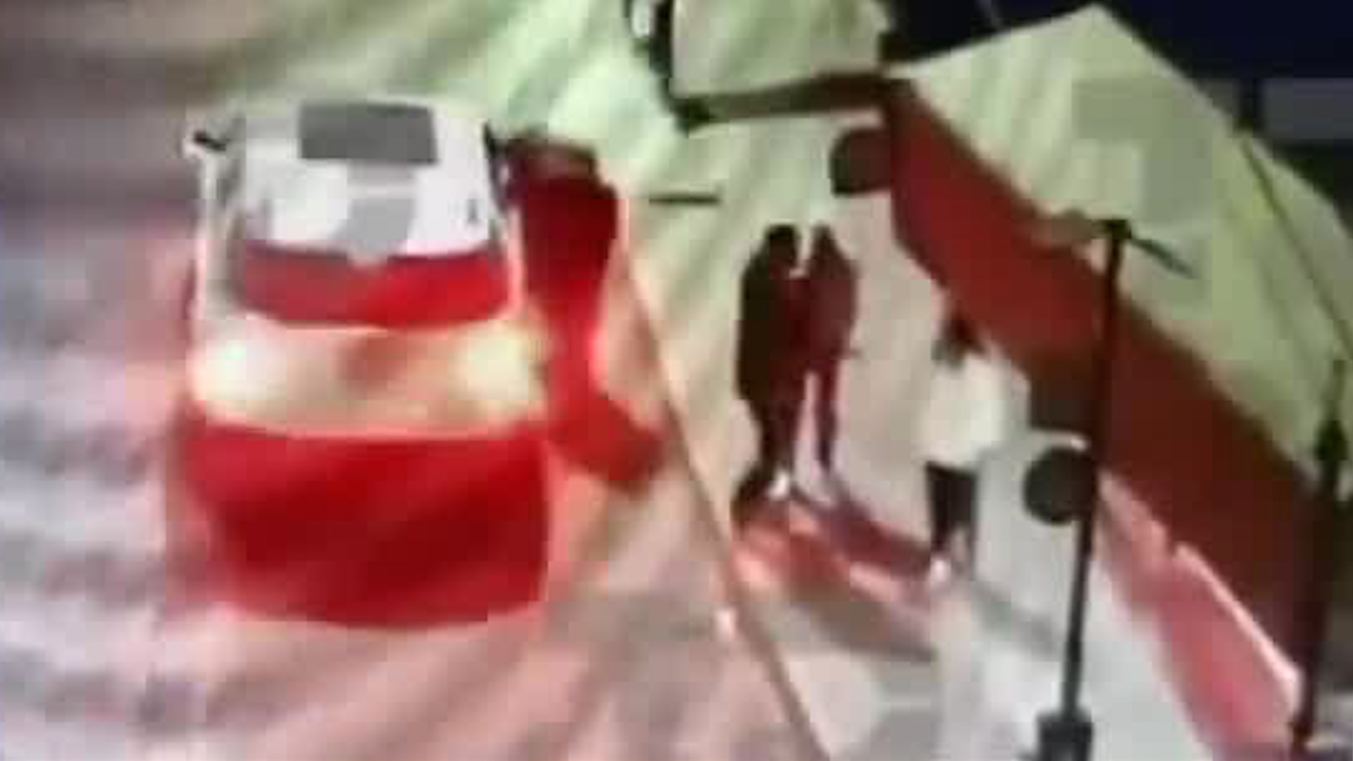 Sujetos armados bajaron de una camioneta y despojaron a una pareja de sus pertenencias mientras esperaban el transporte público.