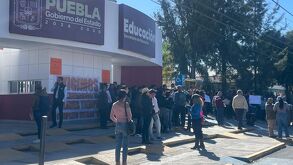 Maestros del SNTE se manifiestan en la Recta a Cholula y sus instalaciones.