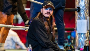 Dominik Mysterio sentado en el borde del ring antes de comenzar un show semanal de RAW.