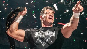 Eddie Guerrero celebrando en Smack Down el campeonato de WWE tras derrotar a Brock Lesnar en No Way Out 2004.