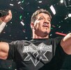 Eddie Guerrero celebrando en Smack Down el campeonato de WWE tras derrotar a Brock Lesnar en No Way Out 2004.