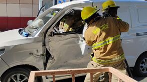 Elementos de Bomberos de Torreón intentando rescatar a un hombre tras el fuerte choque entre un camión de pasajeros y una camioneta.