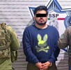 Agentes de policía presentan a un hombre tras detenerlo en Puebla.