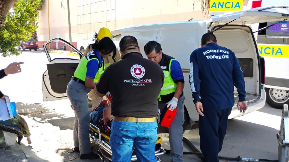 Personal de Bomberos de Torreón rescatando a un hombre atrapado en una camioneta tras chocar contra un camión de ruta.