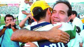 Fernando Quirarte festejando con Jared Borgetti