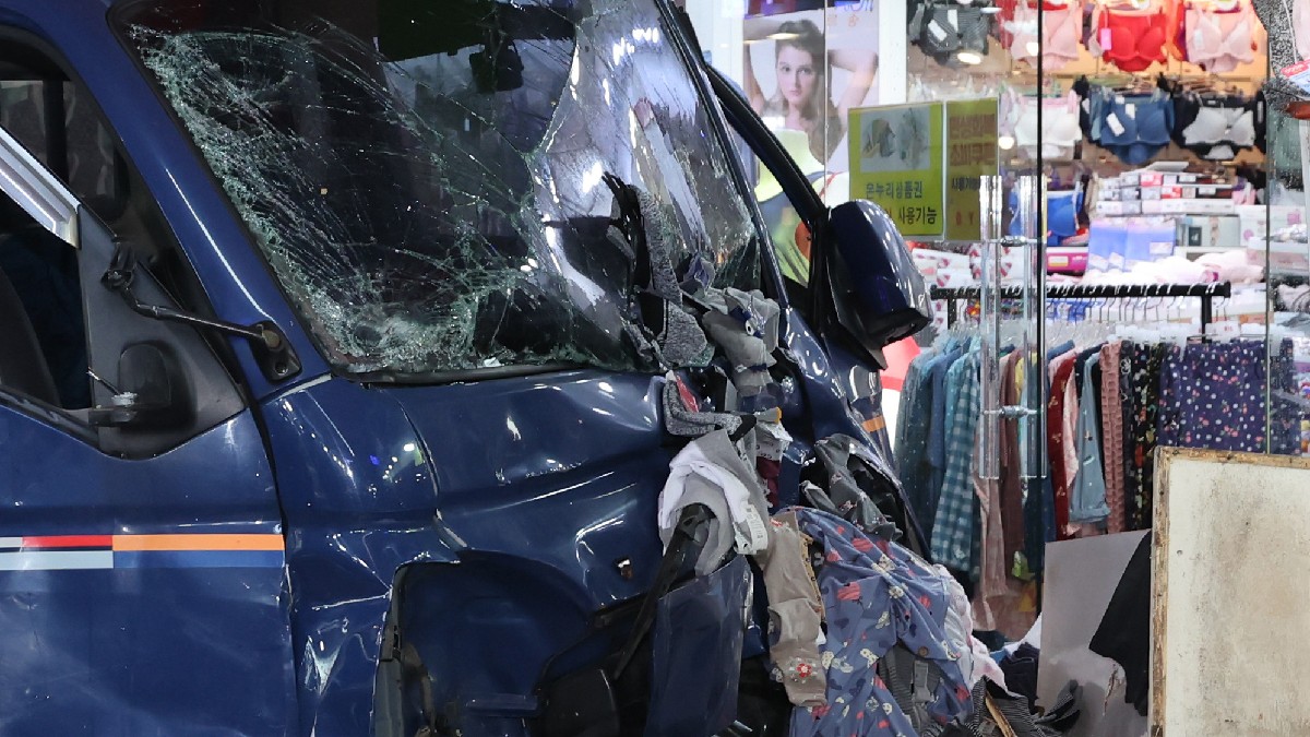 Camión en color azul destrozado de la parte delantera