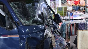 Camión en color azul destrozado de la parte delantera