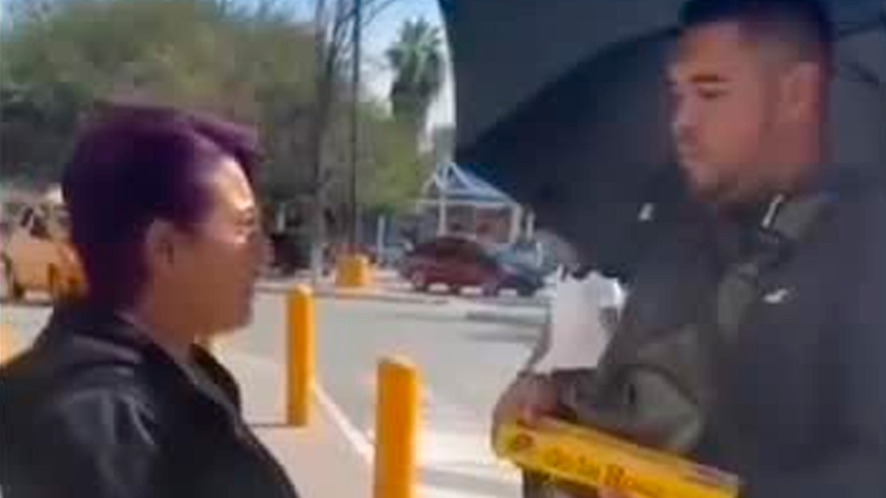 El blanco del delincuente era un automóvil estacionado en la calle Tetelco, propiedad de Diana Ericka, una cultora de belleza de la zona.