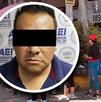 Rostro de un hombre con los ojos cubiertos, sobrepuesto en una imagen de la Unidad Habitacional Ricardo Flores Magón, en Oaxaca.