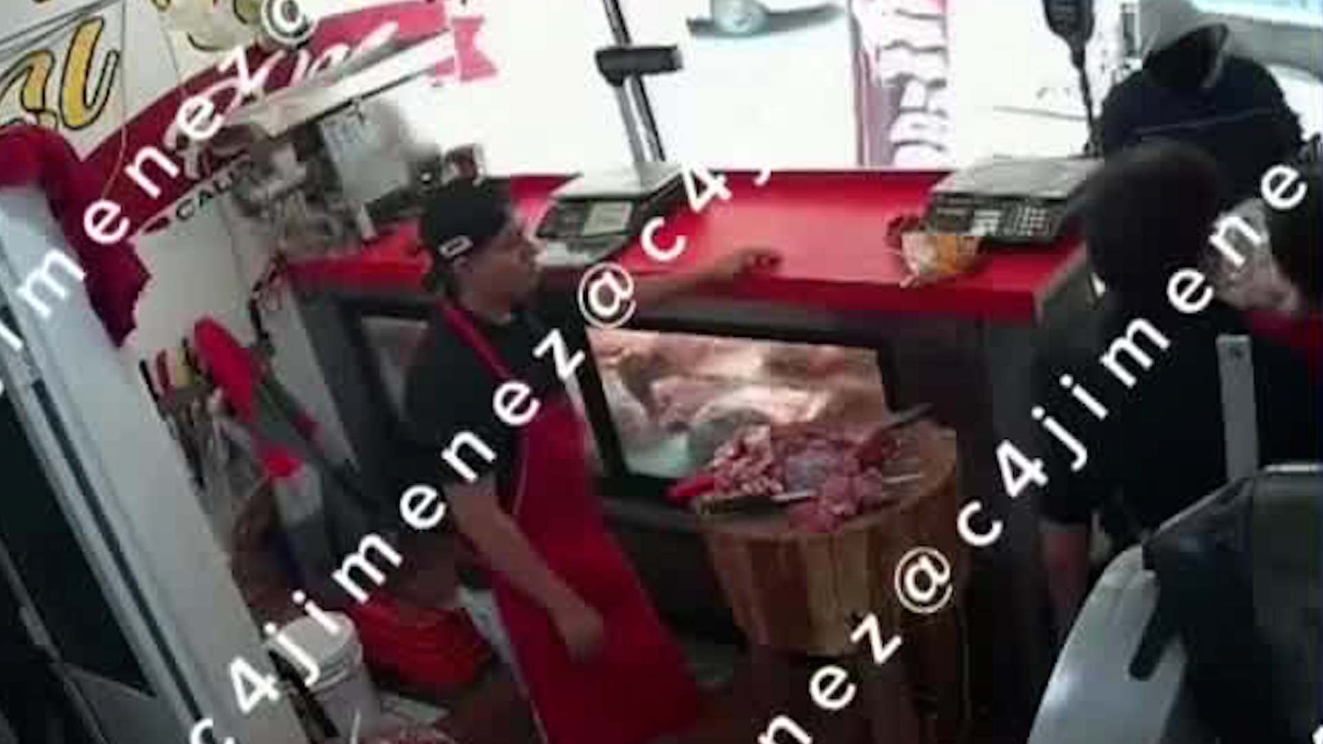 La cámara de seguridad del establecimiento captaron a los empleados de la carnicería resistiéndose al asalto.