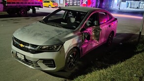 Automóvil sedán involucrado en accidente con una camioneta repartidora de gas en colonia Monterreal de Torreón.