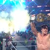 John Cena levantando el Campeonato Intercontinental en el show de Raw.