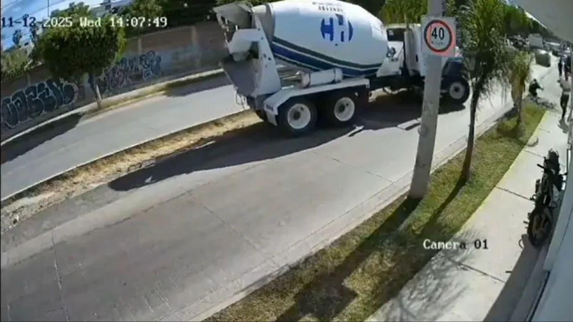 La tragedia se desencadenó poco después de las 2:00 de la tarde en colonia Cima Diamante, donde Bryan y un grupo de compañeros trabajaban en la zona.