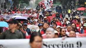 Manifestación de la CNTE en la Ciudad de México con pancartas y cientos de maestros