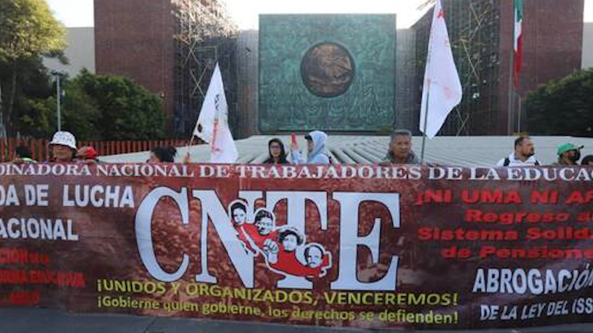 Luego de horas de manifestación en el zócalo capitalino culminó la movilización.