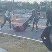 La mujer no podía pararse por los golpes que le estaban dando