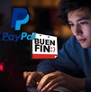un hombre joven realiza compras en línea en paypal durante el buen fin