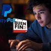 un hombre joven realiza compras en línea en paypal durante el buen fin