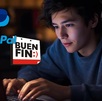un hombre joven realiza compras en línea en paypal durante el buen fin