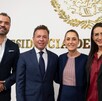 Pablo Lemus y otro hombre en traje posan junto a la política Claudia Sheinbaum y una mujer, todos sonriendo bajo el Escudo Nacional. Se sugiere una reunión