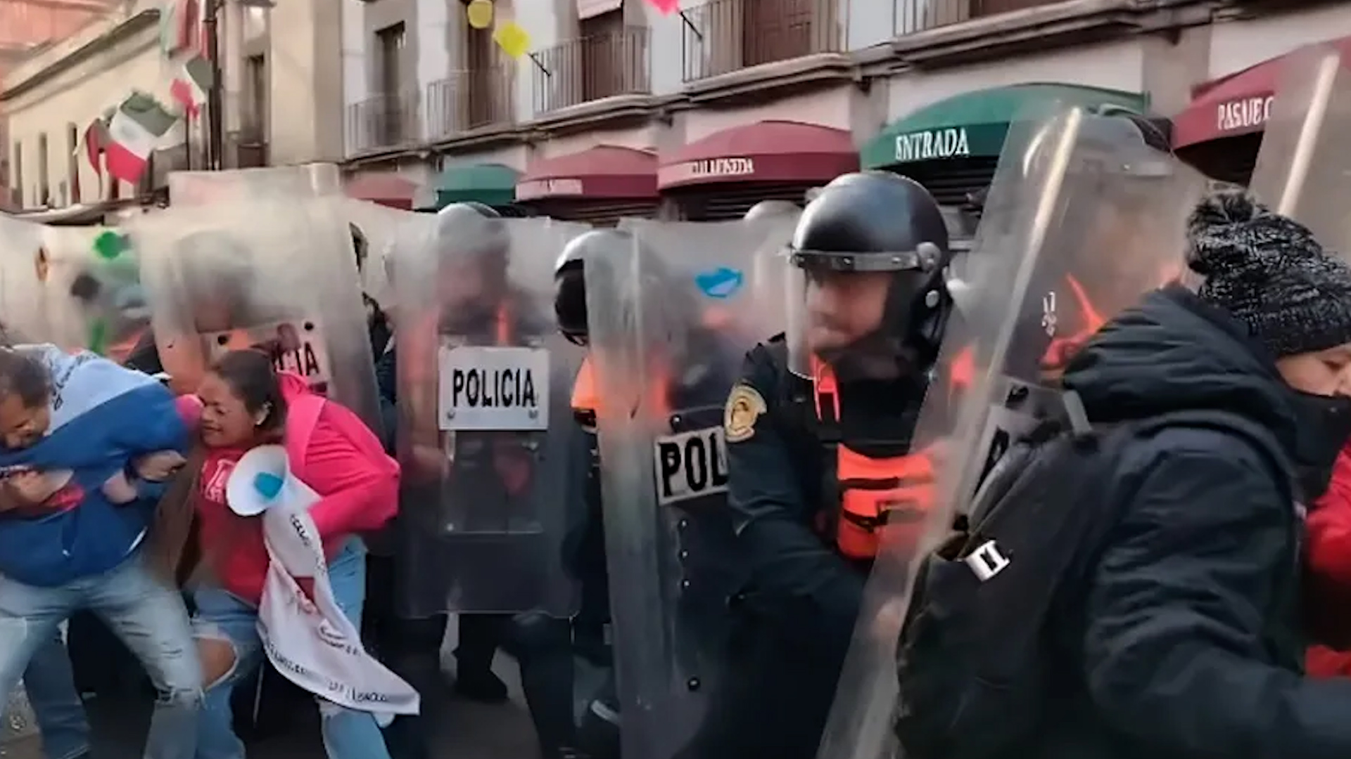 Integrantes de la organización instalan campamentos fuera de la Cámara de Diputados del Congreso de la Unión.
