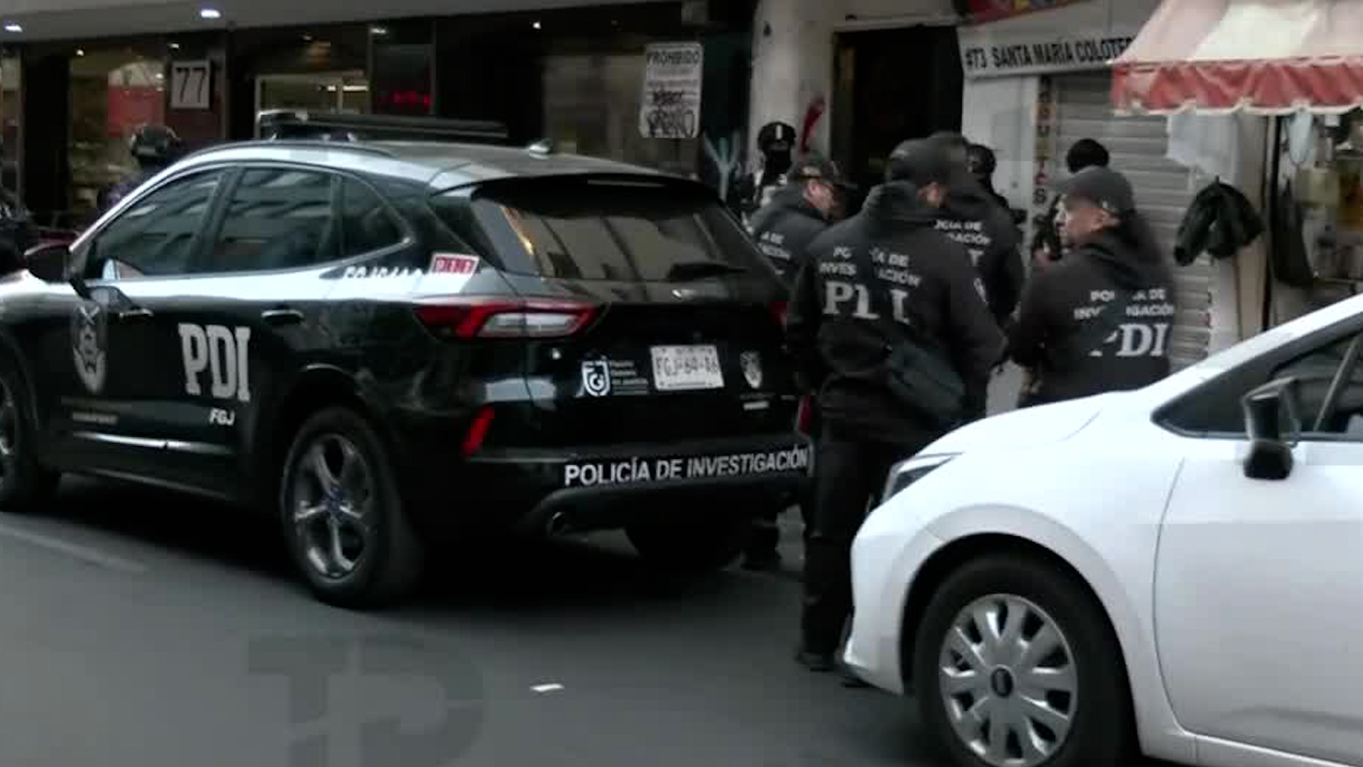 Los uniformados tomaron los accesos a un edificio que cuenta con una carpeta de investigación abierta, Guardia Nacional ayudó a la movilización.