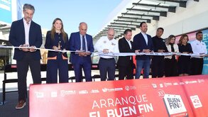 personas cortan un liston en la ceremonia de inauguración del buen fin 2025 en puebla