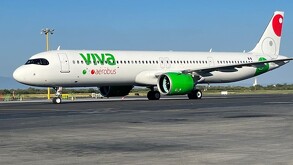 Se observa un avión de Viva Aerobús blanco que se encuentra en una pista de aterrizaje.