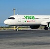 Se observa un avión de Viva Aerobús blanco que se encuentra en una pista de aterrizaje.