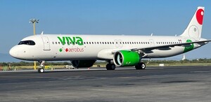 Se observa un avión de Viva Aerobús blanco que se encuentra en una pista de aterrizaje.